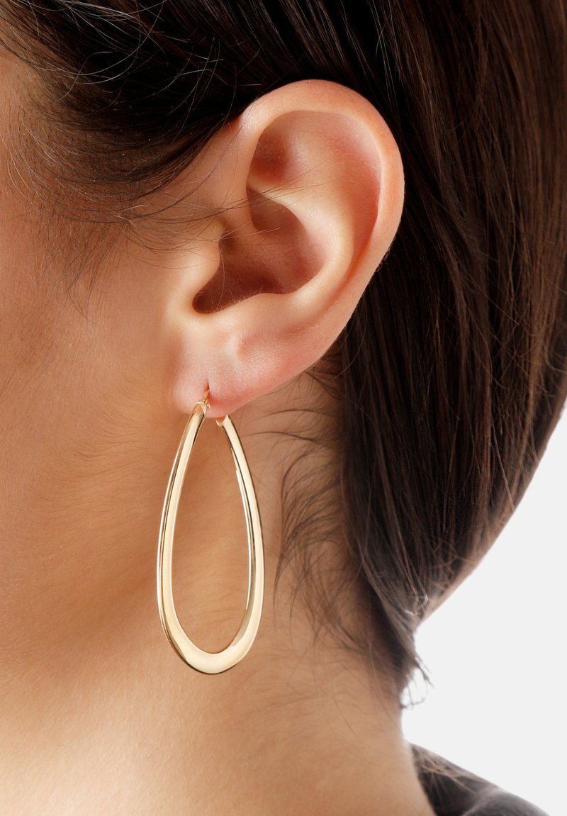 Orecchino a cerchio d'oro con forma a goccia, superficie lucida e bordi lisci, sospeso da un piccolo gancio d'oro.