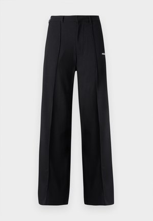 Pantalons larges noirs en tissu lisse, dotés de plis et d'un petit logo. Conçus avec une taille mi-haute.