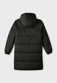 Svart vadderad parka med huva, med rak skärning, elastiska ärmslut och horisontellt quiltat mönster för isolering. Slät, matt yta.