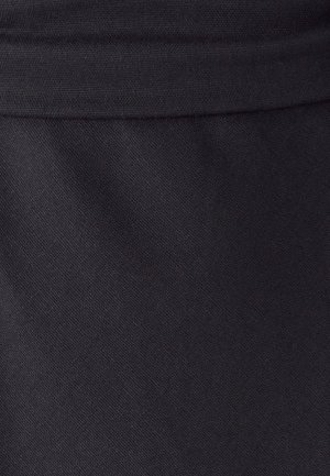 Schwarzer Stoff mit einer glatten Textur und einem subtilen Glanz, sichtbaren Nähten entlang der Kanten, was auf Haltbarkeit und Qualität hinweist.