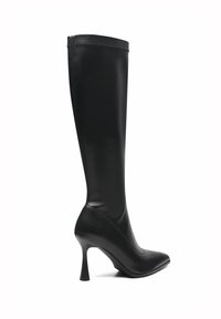 Stivale nero al ginocchio in pelle liscia con punta appuntita e tacco sottile e alto. Caratterizzato da cuciture minime e un design elegante.