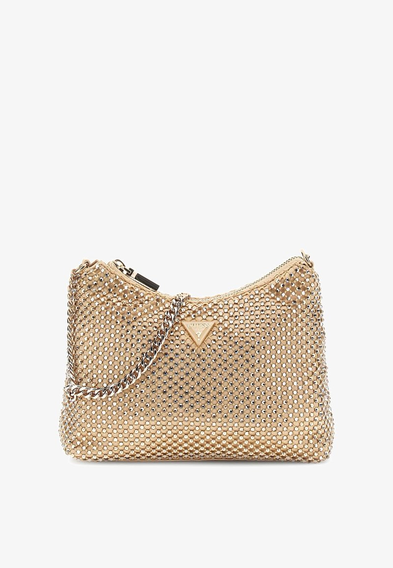 Bolso de mano dorado con una malla metálica decorativa, que cuenta con un cierre de cremallera y una correa de cadena en tono plateado. Adornado con una placa de logo.