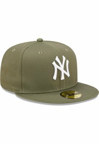 Oliwkowa czapka baseballowa z płaskim daszkiem, posiadająca wyraźne białe haftowane logo 'NY' oraz sześć otworów wentylacyjnych.