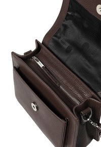 Brązowa skórzana torebka o ziarnistej fakturze, z przednią kieszenią na suwak, zapięciem na zatrzask magnetyczny oraz wzorzystym materiałowym wnętrzem.