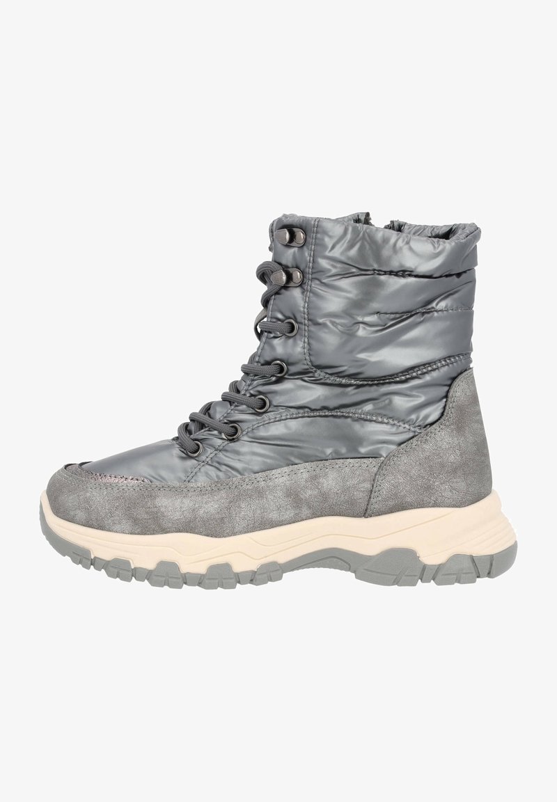 Botas gris acolchadas con una parte inferior suave similar a gamuza, punta redonda y suela de goma blanca. Presenta ojales de metal y cordones en la parte delantera.
