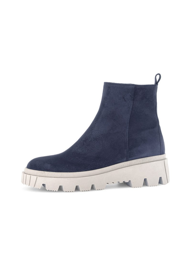 Marineblaue Wildleder-Stiefeletten mit einer robusten weißen Plattformsohle, strukturierten Details und einer Zuglasche für einfaches An- und Ausziehen.