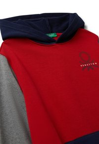 Felpa con cappuccio rossa e grigia in misto cotone, dotata di cappuccio blu navy, tessuto testurizzato e logo stampato sul petto.
