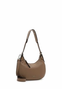 Borsa a mano in pelle marrone con forma curva, tracolla singola regolabile e tasca con zip. Presenta cuciture bianche e un accento in metallo con il logo.