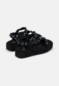 Schwarze Plateau-Sandalen mit Wildledertextur, ausgestattet mit mehrfarbigen, gedrehten Riemen, verstellbarem Schnallenverschluss und gepolstertem Fußbett.