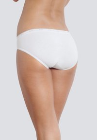 Le mutande bianche in cotone presentano un morbido elastico in vita con un delicato bordo in pizzo e un taglio hipster classico che offre una copertura completa.
