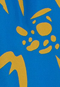 Tessuto blu con un vivace motivo astratto giallo, caratterizzato da forme morbide e dimensioni variabili, che creano un effetto visivo dinamico.