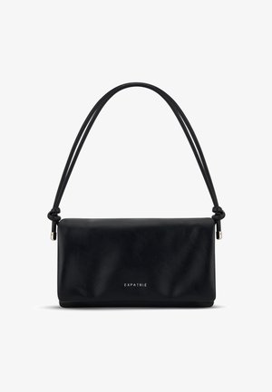 Sac à main en cuir noir au design rectangulaire épuré, avec une poignée nouée et une quincaillerie en argent simple. Présente le nom de la marque en relief "EXPATRIÉ."