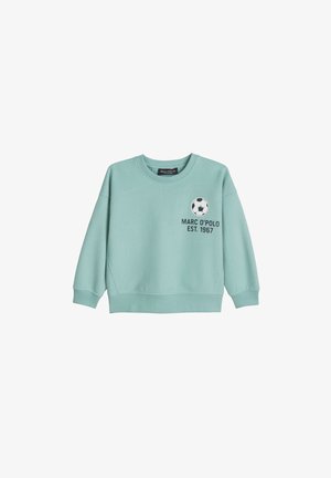 Sweatshirt bleu clair avec un petit ballon de football noir et blanc et le texte "MARC O'POLO EST. 1967" sur la poitrine gauche.
