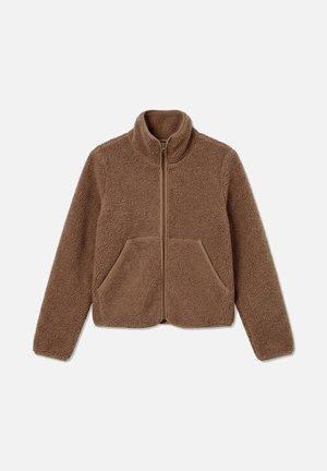 Chaqueta polar marrón con cremallera completa, cuello alto y dos bolsillos delanteros, mostrada extendida sobre un fondo blanco.