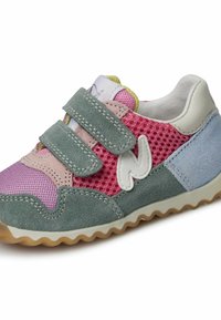 Sneaker colorato con pannelli in mesh rosa e suede verde, dotato di cinturini in Velcro e suola in gomma testurizzata. Dettaglio del logo ben visibile sul lato.