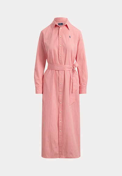 Ροζ ριγέ φόρεμα πουκάμισο από βαμβάκι, με κούμπωμα μπροστά με κουμπιά, μακριά μανίκια, ζώνη στη μέση και γιακά.