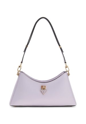 Lavendelfarbene trapezförmige Schultertasche mit schwarzem verstellbarem Riemen und goldfarbenem Guess-Logo-Verschluss in der Mitte vorne.