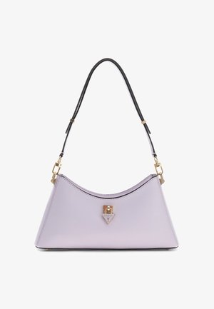 Lavendel trapeziumvormige schoudertas met zwart verstelbare riem en gouden Guess-logo sluiting in het midden aan de voorkant.