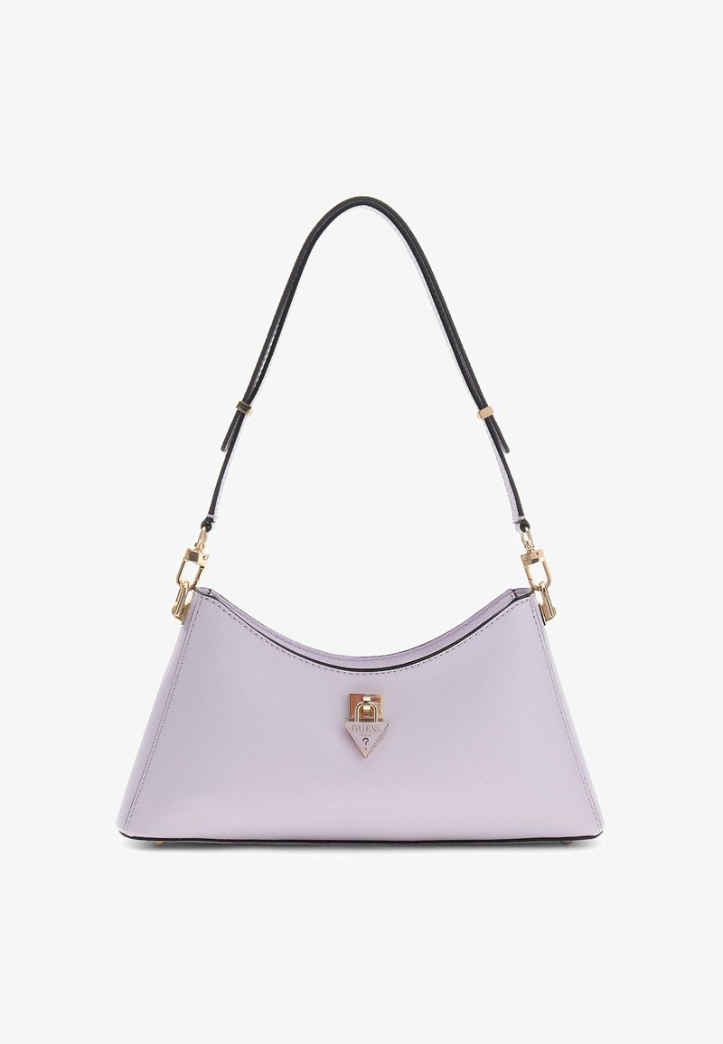 Sac à bandoulière trapèze en lavande avec sangle réglable noire et boucle logo Guess coloris or au centre devant.