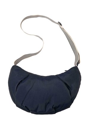 Tmavomodrá polmesačiková taška na rameno s vypchávkami, nastaviteľným béžovým popruhom s čiernymi pruhmi a zipsovým uzáverom.