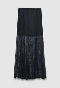 Jupe longue en dentelle noire avec un design en couches ; dotée d'une taille élastique et d'une texture semi-transparente.