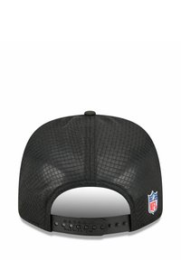 Schwarze Snapback-Cap mit Mesh-Design, gebogenem Schirm, verstellbarem Riemen und NFL-Logo-Patch an der Seite. Strukturelle Oberfläche verbessert den Grip.