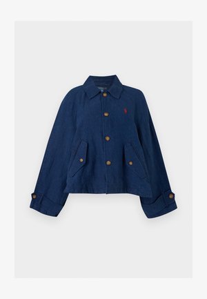 Chaqueta azul marino con botones, cuello, dos bolsillos delanteros, puños abotonados y un pequeño logo rojo bordado en el pecho.