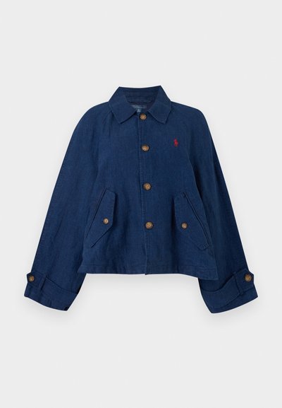 Μπουφάν σε σκούρο μπλε χρώμα με κουμπιά, γιακά, δύο μπροστινές τσέπες, κουμπωτά μανίκια και μικρό κόκκινο κεντητό λογότυπο στο στήθος.