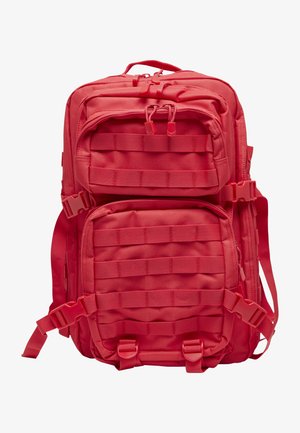 Piros taktikai hátizsák több rekesszel, hevederpántokkal és oldalsó csatokkal. Tartós szövetből készült, sima tapintású.