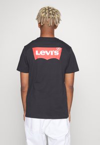 Levi's® GRAPHIC CREWNECK TEE - Marškinėliai su spaudiniu - caviar