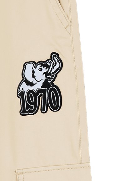 Beżowe szorty z grafiką słonia i napisem "1970" w czerni. Sportowy design z gładką teksturą i widocznym przeszyciem.