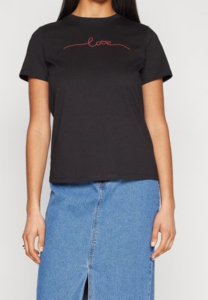 Camiseta negra de algodón con mangas cortas, con texto bordado en rojo "love" sobre un corazón, combinada con una falda vaquera azul.