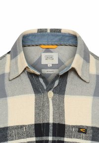 Beige en grijs geruite flanellen shirt met een blauwe kraag, voorzien van knopen en een label met "camel active" branding. Regelmatige pasvorm.