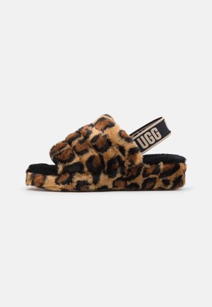 Leopardmønstret blød slip-in sandal med sort polstret sål og elastisk rem med mærke bagtil, vist fra siden på hvid baggrund.