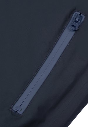 Tessuto blu marina con una superficie liscia presenta una cerniera verticale dello stesso colore, dettagliata con cuciture a contrasto lungo i bordi.