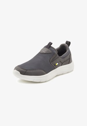 Grau rutschfeste Schuhe mit einem atmungsaktiven Mesh-Obermaterial, glatten synthetischen Akzenten, weißer Sohle und einem kleinen Logo an der Zunge.