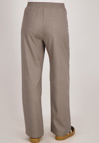 Grijze geruite broek met een elastische tailleband, rechtlopende pasvorm en een zachte stoftextuur, met subtiele verticale strepen.