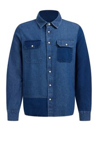 Jeansskjorta med patchwork-design i olika nyanser av blått, knappstängning fram, och två bröstfickor med lock.