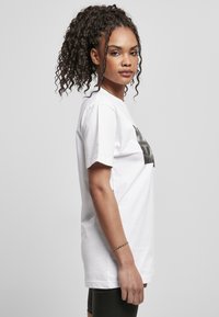 Mister Tee PRAY - T-shirts print - white