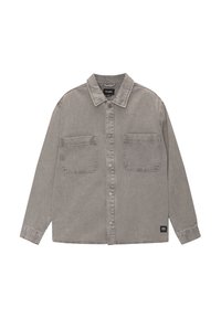 Szara koszula z denimu z guzikami, posiadająca dwie kieszenie na piersi, spiczasty kołnierz i długie rękawy, z delikatną teksturą oraz metką marki na dolnym wykończeniu.