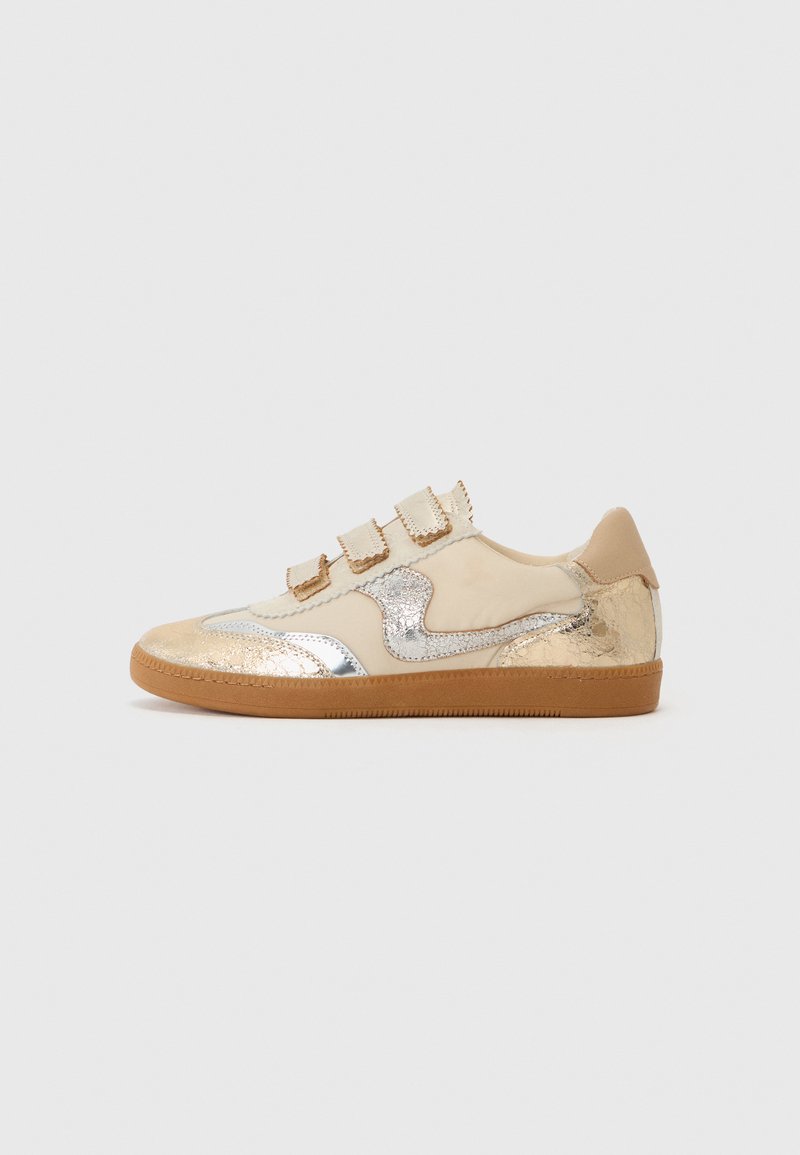 Beige und goldene Sneaker mit einem Obermaterial aus glattem Leder, silbernen Akzenten und drei Klettverschlüssen. Rundumlaufende Gummisohle, minimalistisches Design.