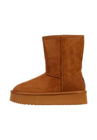 Brune suede ankelstøvle med en rund tå, minimal syning og en gummisål med et bølget mønster langs kanten.