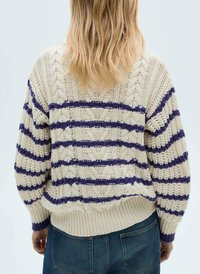 Maglione lavorato a maglia color crema con strisce viola, caratterizzato da motivi a cavo testurizzati e polsini e orlo a coste. Vestibilità ampia in vita.