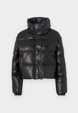 Veste courte en doudoune noire en cuir synthétique, avec un col haut, des fermetures à boutons-pression et des panneaux matelassés avec des poignets élastiqués.