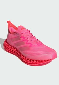 Scarpa da ginnastica fucsia brillante con tomaia in tessuto a maglia, suola testurizzata, tre accenti a strisce e una silhouette prominente e sagomata.