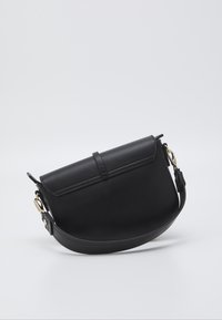 Borsa a spalla in pelle nera con forma arrotondata, chiusura a patta, hardware in metallo dorato e tracolla regolabile. Texture liscia con dettagli minimi.