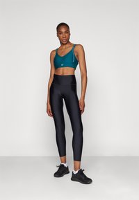 Under Armour INFINITY LOW STRAPPY BRA - Light support sports bra - hydro teal/white