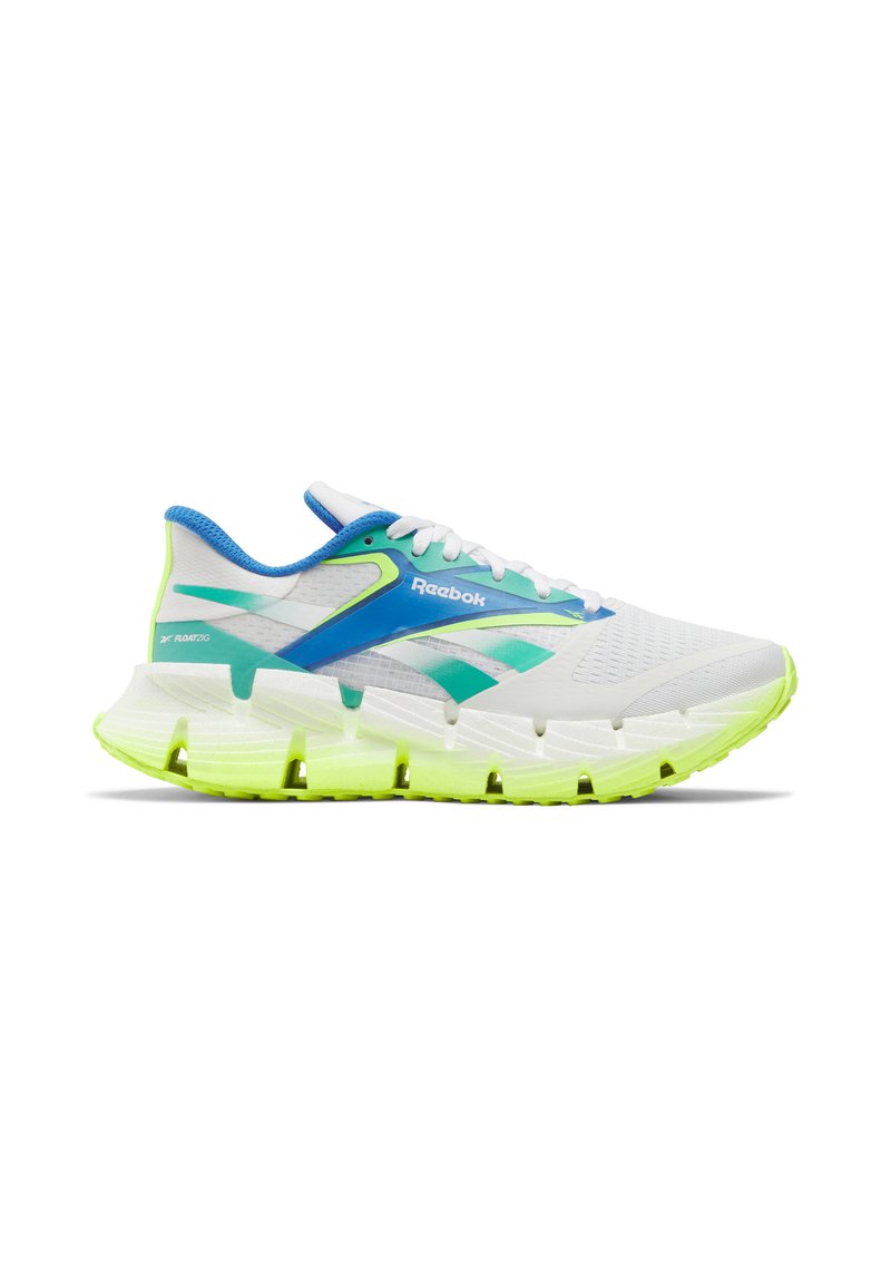 Zapatilla de running Reebok blanca y azul con suela y acentos en verde neón, parte superior de malla y entresuela segmentada y acolchada para soporte.