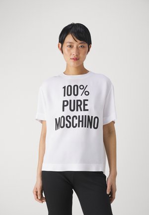 Tricou alb cu mânecă scurtă, cu croi lejer, având un text îndrăzneț, negru, "100% PURE MOSCHINO" pe față. Material neted, design minimalist.