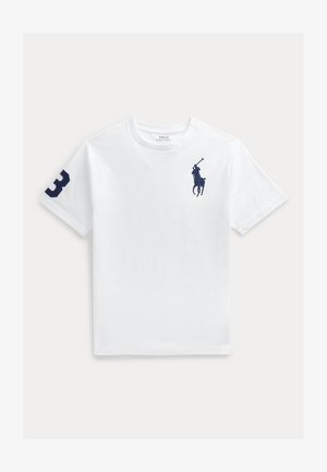 Balti trumpomis rankovėmis Polo Ralph Lauren marškinėliai su tamsiai mėlynu polo žaidėjo logotipu ant krūtinės ir skaičiumi 3 dešinėje rankovėje.